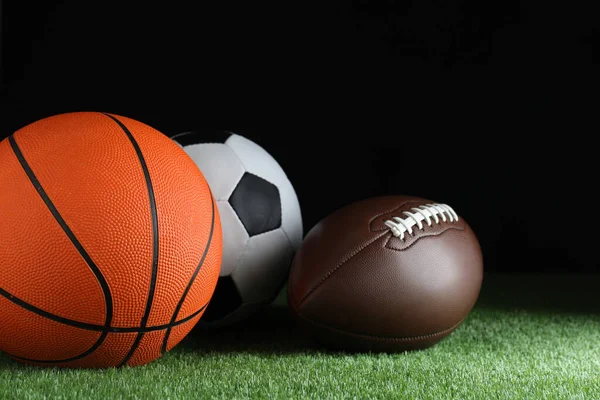 緑の芝生の上で異なるスポーツボールのセット — ストック写真