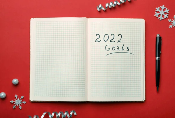 Open Planner Kerstdecor Rode Achtergrond Vlakke Lay Planning Voor 2022 — Stockfoto