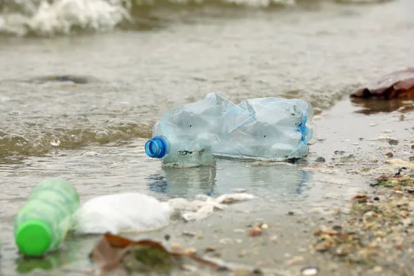 Strand Mit Plastikmüll Verschmutzt Ökologische Probleme — Stockfoto