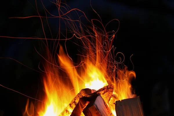 Piękne Jasne Ognisko Spalaniem Drewna Zewnątrz Nocy — Zdjęcie stockowe