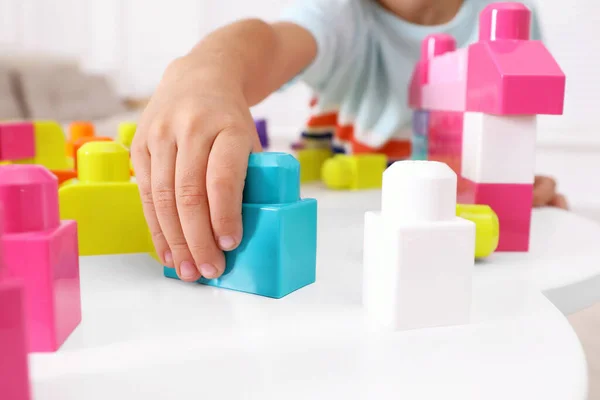 Kleines Kind Spielt Mit Bunten Bausteinen Tisch Drinnen Nahaufnahme — Stockfoto