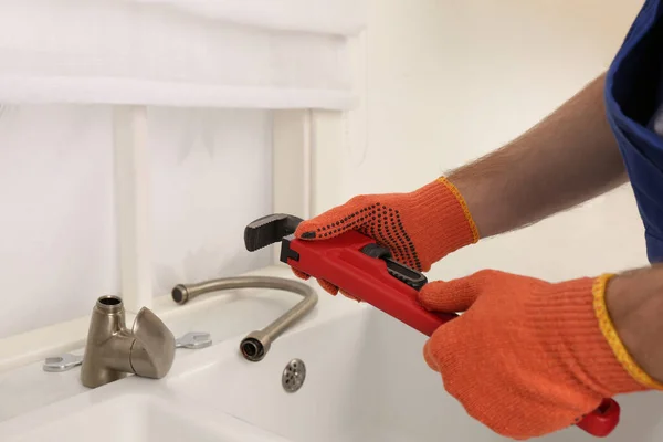 Hombre Con Llave Tubo Cerca Del Fregadero Cocina Primer Plano —  Fotos de Stock