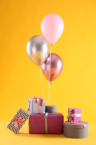 Muchas Cajas Regalo Globos Sobre Fondo Amarillo —  Fotos de Stock