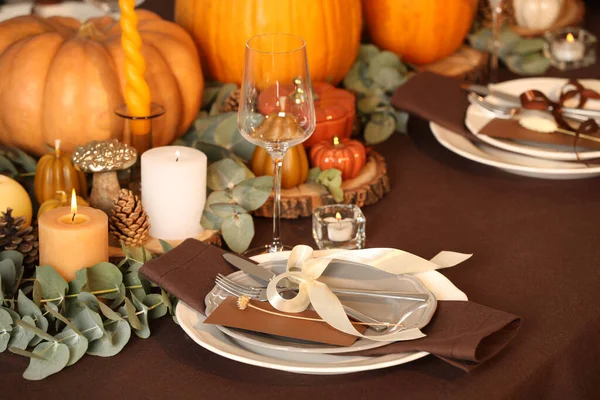 美しい秋の場所の設定とテーブルの上の装飾 — ストック写真