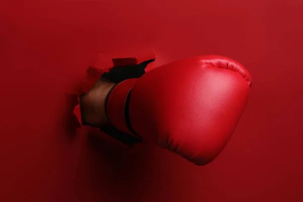 Чоловік Пробиває Червоний Папір Боксерською Рукавичкою Крупним Планом — стокове фото