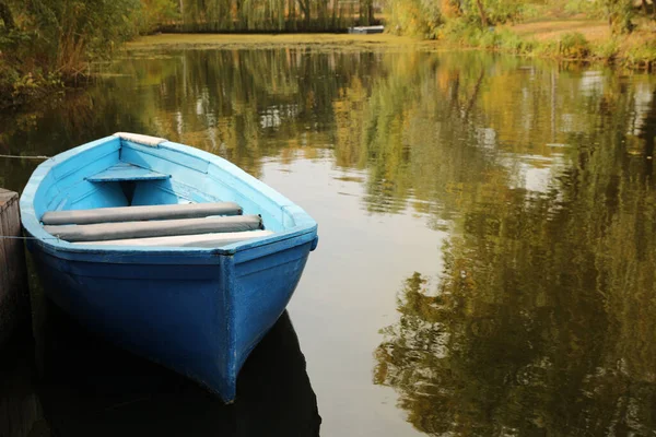 Barco Madera Azul Claro Lago Espacio Para Texto — Foto de Stock