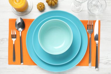 Beyaz ahşap masa üzerinde şık bir şenlik ortamı.