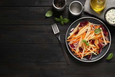 Siyah ahşap masada servis edilen taze şalgam salatası. Metin için boşluk