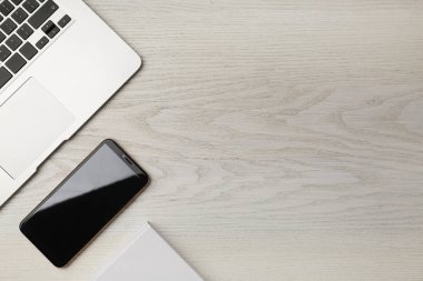Düz masa üzerinde dizüstü bilgisayar ve akıllı telefon vardı. Metin için boşluk