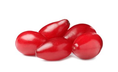 Beyaz arka planda taze olgun kızılcık üzümü yığını