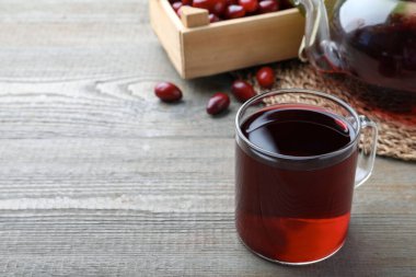 Ahşap masada bir bardak taze kızılcık çayı. Metin için boşluk