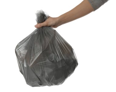 Beyaz arka planda çöp dolu çöp torbası tutan kadın, yakın plan.