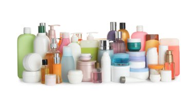 Beyaz arka planda birçok farklı kozmetik ürünleri