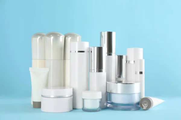 Açık Mavi Arka Planda Birçok Farklı Kozmetik Ürünleri — Stok fotoğraf