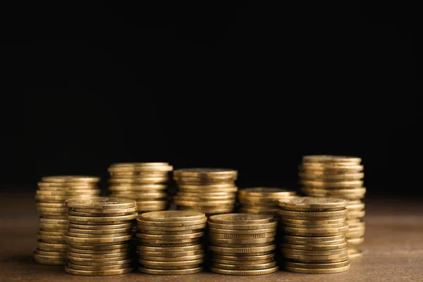 Muchas Monedas Apiladas Sobre Una Mesa Madera Sobre Fondo Negro — Foto de Stock