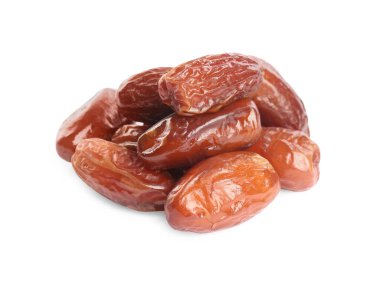 Beyaz arka planda tatlı kurumuş hurmalar yığını