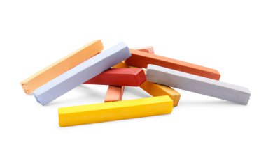 Beyaz arka planda renkli pasteller. Çizim malzemeleri