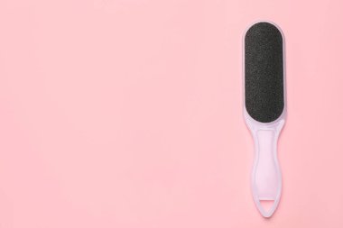 Pembe arkaplandaki ayak dosyası, metin için yeri olan üst görünüm. Pedikür aracı