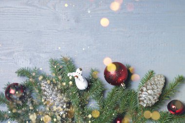 Noel tebrik kartı ve mesaj için yer var. Köknar ağacı dallarının düz kompozisyonu ve ahşap arka planda şenlikli dekor.