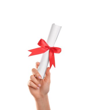 Beyaz arka planda kırmızı kurdeleli öğrenci diploması, yakın plan.
