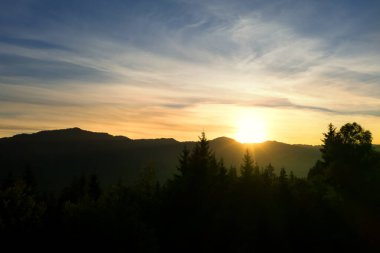 Gün batımında güzel bir dağ manzarası. Drone fotoğrafçılığı 