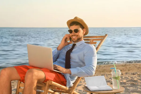 Hombre Con Portátil Hablando Por Teléfono Móvil Playa Viaje Negocios — Foto de Stock