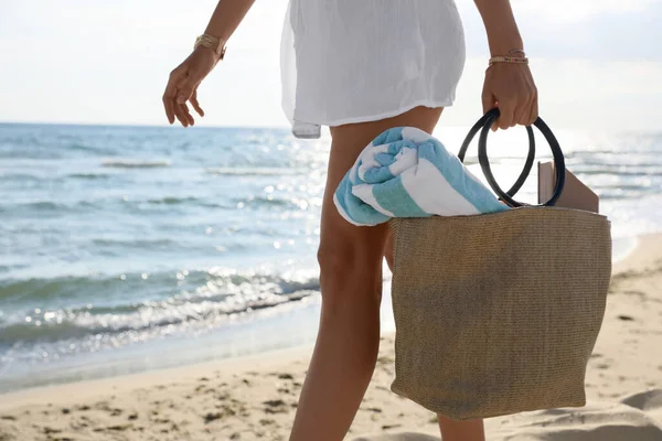 Plaj Havlusuyla Çanta Taşıyan Kadın Yakın Plan — Stok fotoğraf