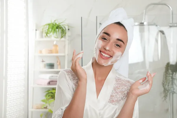 Mulher Bonita Aplicando Espuma Limpeza Rosto Banheiro Cuidado Pele Cosmético — Fotografia de Stock