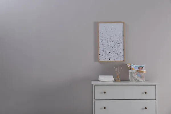 Λευκή Συρταριέρα Και Διακόσμηση Στο Δωμάτιο Χώρος Για Κείμενο Εσωτερική — Φωτογραφία Αρχείου