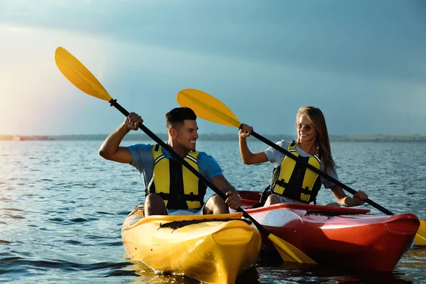 Coppia Con Giubbotti Salvagente Kayak Sul Fiume Attività Estive — Foto Stock