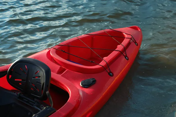 Красивый Современный Красный Каяк Реке Крупный План — стоковое фото