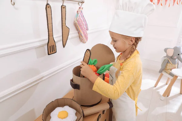 Niña Jugando Con Cocina Cartón Juguete Casa —  Fotos de Stock