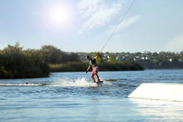 Tonårspojkens Wakeboard Floden Extrem Vattensport — Stockfoto