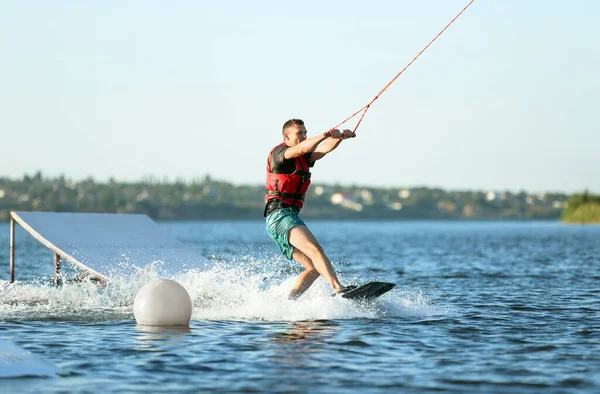 Uomo Che Sveglia Sul Fiume Sport Acquatici Estremi — Foto Stock