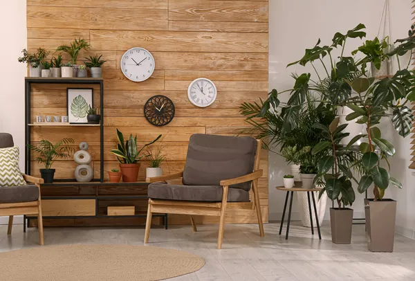 Interior Elegante Quarto Com Belas Plantas Verdes Mobiliário Confortável — Fotografia de Stock