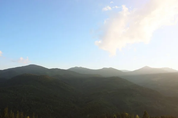 Hermosa Vista Del Cielo Azul Sobre Las Montañas Día Soleado — Foto de Stock