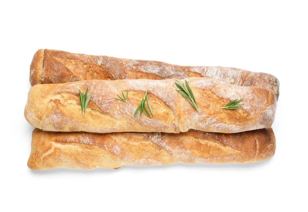 白い背景にローズマリーとクリスピーなフランスのバゲット トップビュー 新鮮なパン — ストック写真
