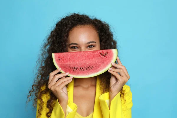 Mooie Jonge Afro Amerikaanse Vrouw Met Helft Van Watermeloen Zittend — Stockfoto