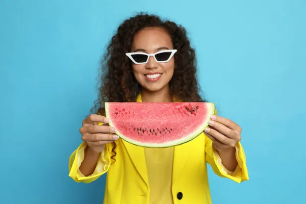 Mooie Jonge Afro Amerikaanse Vrouw Met Helft Van Watermeloen Zittend — Stockfoto