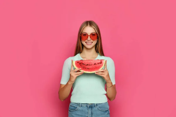 Beautiful Girl Slice Watermelon Crimson Background — Stock Photo, Image
