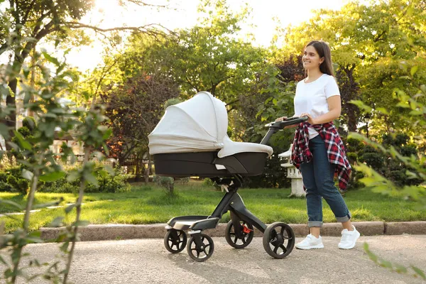 Lycklig Mor Med Barnet Barnvagn Promenader Parken Solig Dag — Stockfoto