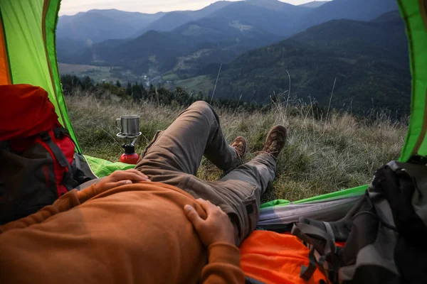 Человек Отдыхает Палатке Горах Крупным Планом — стоковое фото