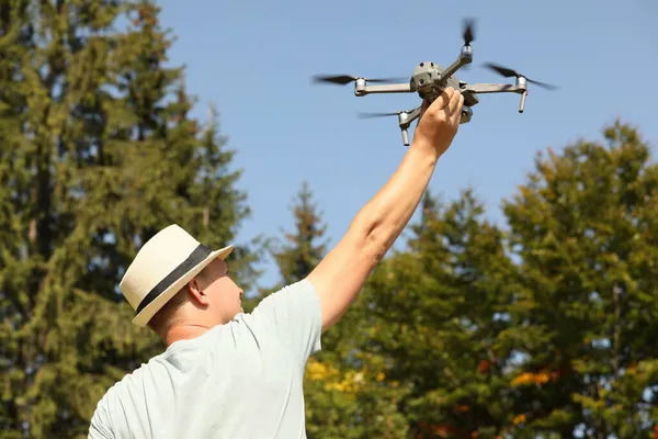 Άνθρωπος Drone Εξωτερικούς Χώρους Την Ηλιόλουστη Μέρα Πίσω Όψη — Φωτογραφία Αρχείου