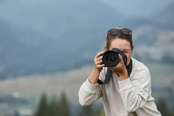 Fotograf Nowoczesnym Profesjonalnym Aparatem Fotograficznym Górach Widok Tyłu — Zdjęcie stockowe