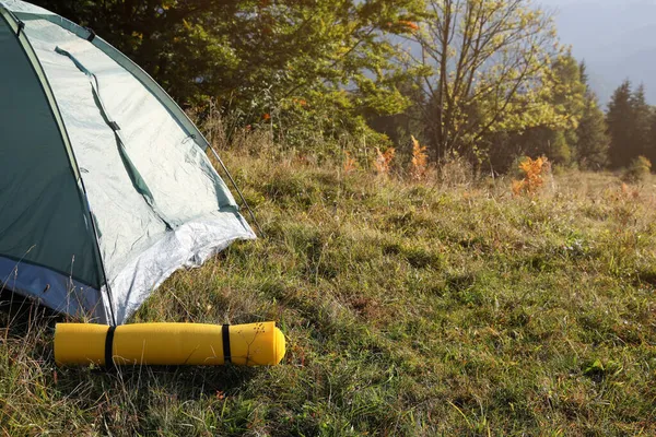 Schlafmatte Der Nähe Von Zelten Freien Ausrüstung Für Den Tourismus — Stockfoto