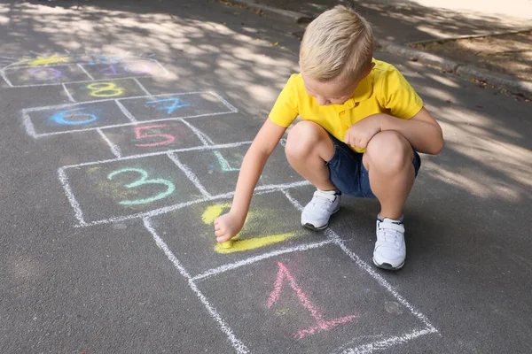 Kleine Jongen Die Hopscotch Tekent Met Krijt Asfalt Buiten Gelukkige — Stockfoto