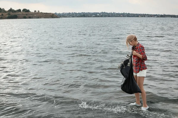 Žena Pytlem Odpadky Sbírající Odpadky Pláži Mezera Pro Text — Stock fotografie