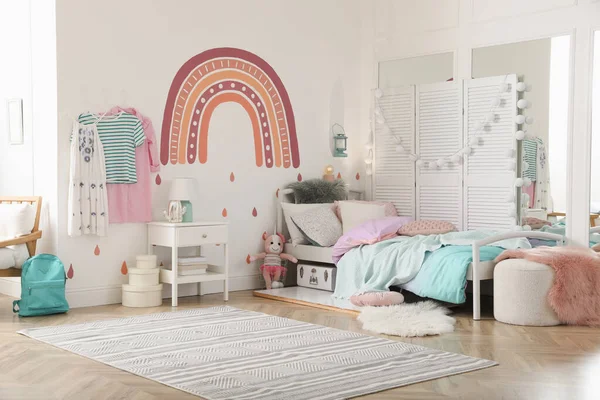 Interior Quarto Criança Com Pintura Arco Íris Parede — Fotografia de Stock