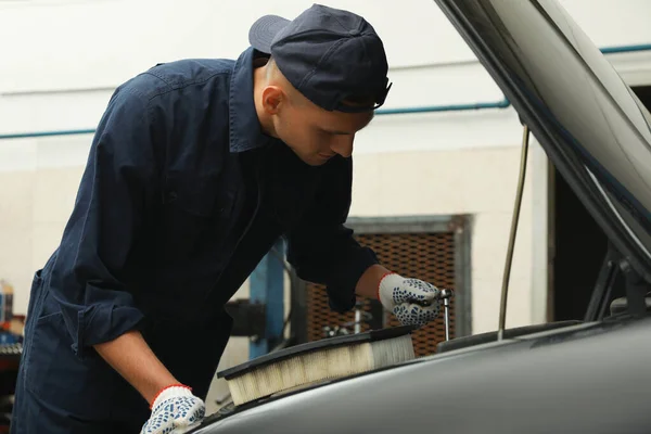 Professional Mechanic Fixing Modern Car Automobile Repair Shop — Stock Photo, Image