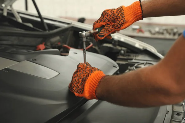 Professionele Monteur Vaststelling Van Moderne Auto Bij Auto Reparatiewerkplaats Close — Stockfoto